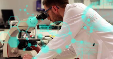 Mikroskop kullanarak erkek bilim adamının üzerinde bilimsel veri işleme görüntüsü. küresel bilim, araştırma, veri işleme ve dijital arayüz kavramı dijital olarak oluşturuldu.