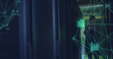 Bilgisayar sunucusu tabletli beyaz kadın mühendis üzerindeki bağlantı ağı görüntüsü. veri işleme, bulut hesaplama konsepti ve teknoloji konsepti dijital olarak oluşturulmuş görüntü.