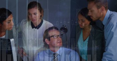 Çeşitli iş adamları üzerinde finansal veri işleme görüntüsü. küresel iş, veri işleme ve dijital arayüz kavramı dijital olarak oluşturulmuş görüntü.