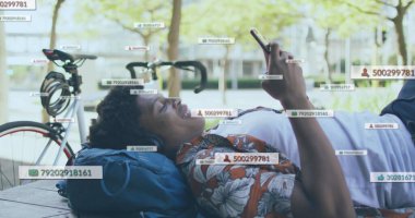 Akıllı telefon kullanan gülümseyen adamın sosyal medya simgeleri ve numaraları. küresel sosyal medya, bağlantılar ve dijital arayüz konsepti dijital olarak oluşturulmuş görüntü.