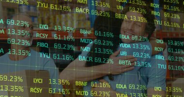 Depodaki çeşitli gönüllülerden oluşan borsa görüntüsü. küresel sevkiyat, dağıtım ve bağlantılar konsepti dijital olarak oluşturuldu.