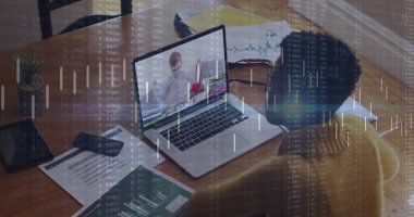 Bilgisayarı kullanan Afro-Amerikan iş kadınının mali veri işleme görüntüsü. küresel finans, iş ve dijital arayüz kavramı dijital olarak oluşturulmuş görüntü.