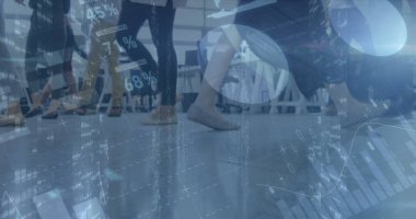 Çeşitli iş adamları üzerinde yürüyen finansal veri işleme görüntüsü. küresel iş, finans ve dijital arayüz kavramı dijital olarak oluşturulmuş görüntü.