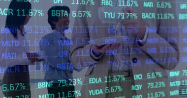 Toplantıdaki iş adamlarının finansal veri işleme görüntüsü. küresel mimari, iş, veri işleme ve dijital arayüz kavramı dijital olarak oluşturuldu.