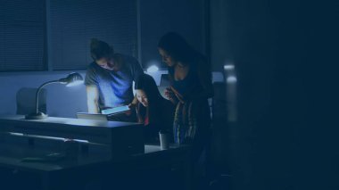 Ekip dizüstü bilgisayar, tablet, kahve fincanı ve düz tasarım ofis fotokopi alanı üzerinde çalışıyor. İşbirliği, takım çalışması, modern, üretkenlik, dijital, yenilik, çalışma alanı