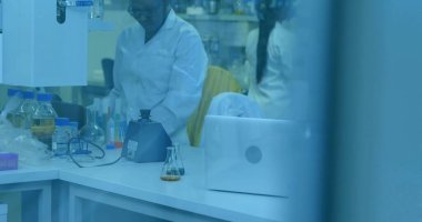 Yetişkin bir laboratuvar teknisyeni düz dizayn ve bilim temalı pipet raflarının arasında matarayı inceliyor. Laboratuvar, araştırma, bilim, yenilik, test, teknoloji, laboratuvar ekipmanları