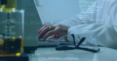 Araştırmacıların elleri dizüstü bilgisayarda kod kaplamalı, güvenlik gözlükleri düz dizaynlı ve teknolojili yazıyorlar. Bilim adamı, yenilik, teknoloji, veri, bilim, laboratuvar, deney