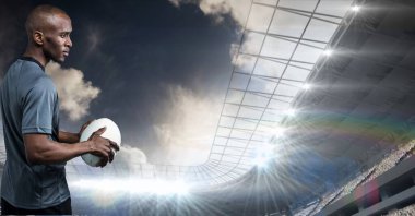 Erkek sporcu düz dizayn spor stadyumunda projektörlerin altında elinde beyaz topla duruyor. Sporcu, stadyum, spor, yarışma, takım çalışması, açık hava, dinamik