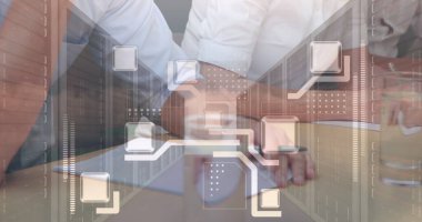 İş adamları üzerinde finansal veri işleme görüntüsü. global business, finans, data işleme ve dijital arayüz kavramı dijital olarak oluşturuldu.