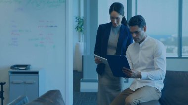 İki işçi, iş için tablet ve beyaz tahtayla daire tasarım bürosunda iş birliği yapıyor. Profesyonel, takım çalışması, modern, kurumsal, yenilik, beyin fırtınası, kentsel