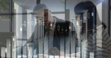 İş adamları üzerinde finansal veri işleme görüntüsü. global business, finans, data işleme ve dijital arayüz kavramı dijital olarak oluşturuldu.