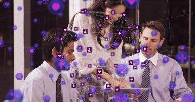 Ofisteki çeşitli iş adamlarıyla olan bağlantıların görüntüsü. küresel iş, bağlantılar ve dijital arayüz konsepti dijital olarak oluşturulmuş görüntü.