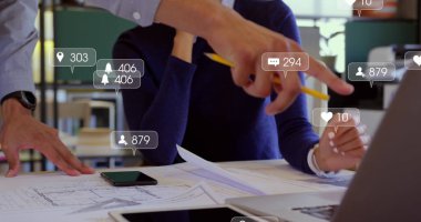 Çeşitli iş adamlarının el sıkıştığı sosyal medya simgelerinin sayısı giderek artıyor. Ulusal tokalaşma günü, küresel iş ve dijital arayüz kavramı dijital olarak oluşturulmuş görüntü.