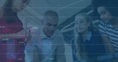 İş adamları üzerinde finansal veri işleme görüntüsü. global business, finans, data işleme ve dijital arayüz kavramı dijital olarak oluşturuldu.