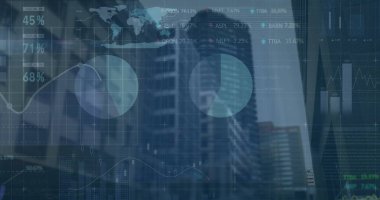 Şehir manzarası üzerinde finansal veri işleme resmi. Küresel iş, bilgisayar ve dijital arayüz kavramı dijital olarak oluşturulmuş görüntü.