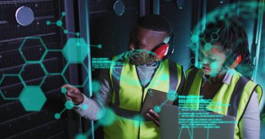 Sunucu odasındaki Afrikalı Amerikalı işçilerin veri işleme görüntüsü. küresel iş, bulut hesaplama ve dijital arayüz konsepti dijital olarak oluşturulmuş görüntü.