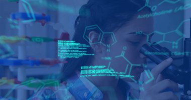 Çift ırklı kız öğrenci üzerindeki veri işleme ve kimyasal formül görüntüsü. küresel bilim, teknoloji ve dijital arayüz kavramı dijital olarak oluşturulmuş görüntü.