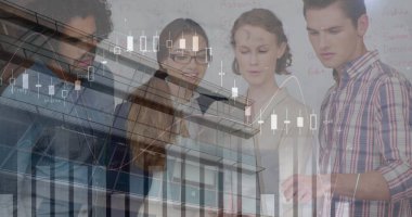 Dizüstü bilgisayar kullanarak çeşitli iş adamlarının finansal veri işleme görüntüsü. küresel iş, finans, veri işleme ve teknoloji konsepti dijital olarak oluşturulmuş görüntü.