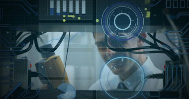 Beyaz adamın sunucu odasını incelediği veri işleme görüntüsü. küresel teknoloji ve dijital arayüz kavramı dijital olarak oluşturulmuş görüntü.