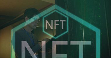 Sunucu odasında Asyalı bir erkek çalışanın görüntüsü. küresel teknoloji ve dijital arayüz kavramı dijital olarak oluşturulmuş görüntü.