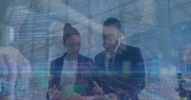 Ofisteki çeşitli iş adamlarının veri işleme görüntüsü. küresel veri işleme, işletme, finans ve ekonomi kavramı dijital olarak oluşturulmuş görüntü.