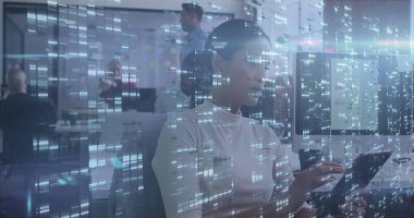 Çeşitli iş adamları üzerinde hareket eden sütunların görüntüsü. küresel iş, teknoloji ve dijital arayüz kavramı dijital olarak oluşturulmuş görüntü.