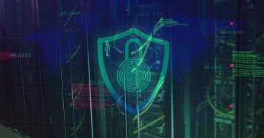 Güvenlik asma kilidi ve kalkan simgesi üzerinde yüzen numaralar bir bilgisayar sunucusuna karşı. Siber güvenlik ve iş veri depolama teknolojisi kavramı