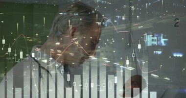 Hasta ile gülümseyen beyaz erkek doktorun veri işleme görüntüsü. küresel tıp ve dijital arayüz kavramı dijital olarak oluşturulmuş görüntü.