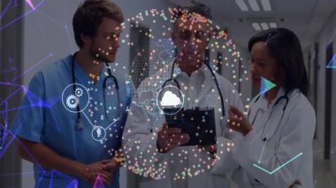 Hastane koridorundaki dijital tableti inceleyen üç doktor küresel, bulutlu ve vites simgelerini gösteriyor. Sağlık, işbirliği, teletıp, teknoloji, yenilik, profesyonellik, teşhis