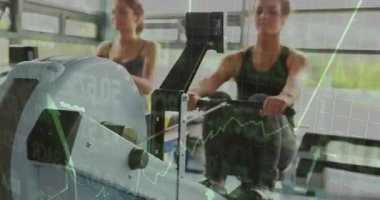 Spor salonundaki makinede kürek çeken bir kadın. Animasyon çizelgesi yüzüyor ve kalp ikonu nabzı atıyor. Zindelik, sağlık, kardiyovasküler, eğitim, iç mekan, zindelik, spor