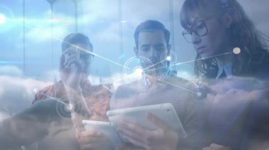 Teknoloji ofisindeki tablet üzerinde dijital ağ düğümleri ve çizgilerle işbirliği yapan üç iş arkadaşı. Takım, yenilik, bağlantı, beyin fırtınası, modern, takım çalışması, teknoloji