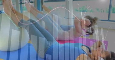 Finansal tablo animasyonlarını kapsayan fitness stüdyosunda karın mekiği çeken üç kadın. Fitness, takım çalışması, motivasyon, canlılık, sağlık, modern, yaşam tarzı