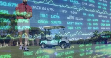 Golf sahasında duran erkek golfçü, elinde golf sopası, finans çizelgeleri ve borsa saatlerini örtüyor. Spor, eğlence, açık hava, yeşillik, teknoloji, yatırım, etkinlik
