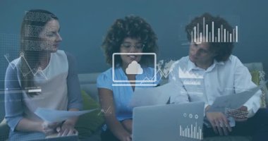 Ofisteki finans verilerini inceleyen üç profesyonel turta ve çizelgeleri sunuyor. İş, işbirliği, veri, analitik, modern, takım çalışması, sunum