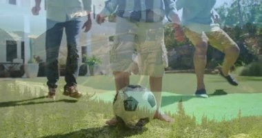 Arka bahçedeki çimlerde futbol oynayan çocuğa rehberlik eden bir adam, dağ tepelerinin pazarlamayı arttırdığını gösteriyor. Ebeveynlik, eğlence, aile, eğlence, uyum, açık hava, bağlantı