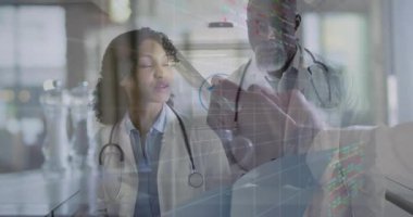 Doktorlar klinikte dijital hasta verileri üzerinde işbirliği yapıyorlar, animasyon çizelgeleri gösteriyorlar. Tıbbi, profesyoneller, teknoloji, yenilik, işbirliği, sağlık hizmetleri, fütüristik