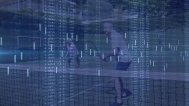 Kıdemli adam ağların yanında tenis oynuyor, kıdemli kadın mahkemeyi bekliyor, elinde şamdan tabloları var. Atletizm, sağlık, rahatlık, açık hava, aktif, sağlıklı, enerjik