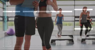 Spor salonundaki platformlara basarken akıllı telefonları kullanan grup, kaydırma kodlarını gösteriyor. Fitness, yoldaşlık, teknoloji, modern, enerjik, sağlıklı, aktif giyim