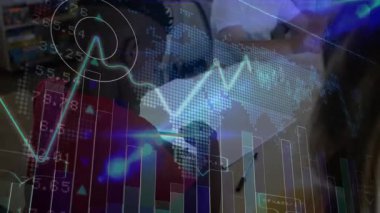 Ahşap masaya notlar yazan kişi, animasyon finans verilerini ve dünya haritasını gösteriyor. Profesyonel, çalışma alanı, modern, analitik, teknoloji, üretkenlik, iş