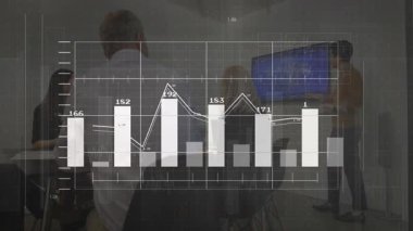 İş sunucusu konferans odasında ekrana doğru hareket ediyor, çizgi çizelgelerini ve çizgi hareketlerini gösteriyor. Şirket, takım çalışması, analitik, finans, strateji, işbirliği, profesyonel