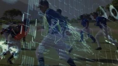 Erkek beyzbol oyuncuları ve koç spor verilerini gösteren turuncu koni ile çeviklik tatbikatları yapıyorlar. Atletik, takım çalışması, antrenman, açık hava, aktif, fitness, spor giyimi