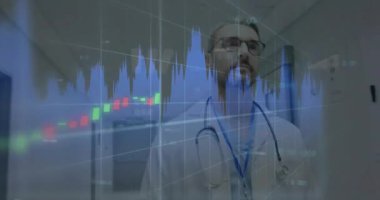 Doktor hastane koridorunda yürüyor, sağlık finansmanı için canlandırılmış şamdan çizelgeleri gösteriyor. Tıbbi, profesyonellik, fütüristik, sağlık, analitik, teknoloji, yenilik