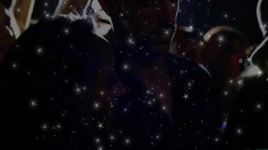 Eğlence etkinliklerinde sohbet etmeye meyilli grup arkadaşları, yüzlerin üzerinde parlayan yıldız ışıkları. Kutlama, gece hayatı, sosyalleşme, romantizm, coşku, cazibe, eğlence