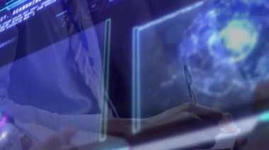 İş adamı holografik ekran ile etkileşimde, neon çizelgeleri ve dönen küreyi gösteriyor. Teknoloji, yenilik, fütüristik, arayüz, veri görselleştirme, analitik, modern