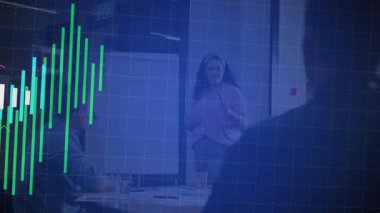 Meslektaşlar ofis masasının etrafında toplanıp, çizgi grafiğiyle finansal şamdanları izliyorlar. İş, işbirliği, analitik, teknoloji, strateji, şirket, finans