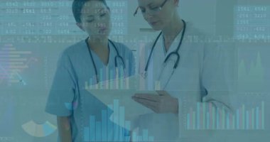 Panodaki hasta verilerini inceleyen iki sağlık uzmanı ve dijital çizelgeler. Tıbbi, sağlık, dijital, profesyonel, klinik, yenilikçi, takım çalışması