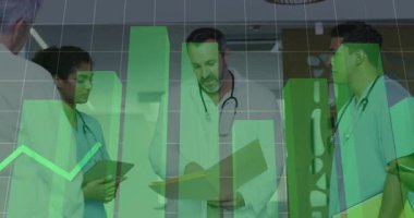 Hastane koridorundaki sağlık ölçümlerini inceleyen tıbbi ekip yeşil çizgi grafiğini gösteriyor. Sağlık, işbirliği, analiz, teşhis, profesyonellik, yenilik, analitik