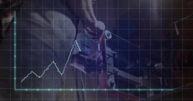 Üretim atölyesinde çalışan bir zanaatkar. Şebeke ve çizelge verilerini gösteriyor. Sanayi, zanaat, imalat, çıraklık, hassasiyet, makine, teknik