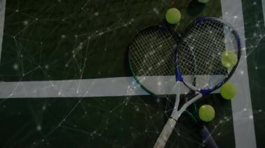 Tenis raketleri beyaz çizgide dinleniyor, ağ altında düz dizayn edilmiş topları saçıyorlar. Spor malzemeleri, spor malzemeleri, dijital konsept, fitness, modern tasarım, sağlıklı yaşam tarzı, açık hava aktivitesi