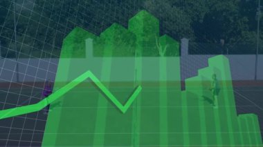 Kıdemli adam raket sallıyor, kıdemli kadın sahaya dönüyor, yeşil finans grafiğini örtüyor. Etkileşimli, analitik, canlı, eğlenceli, açık hava, sağlık, sosyal